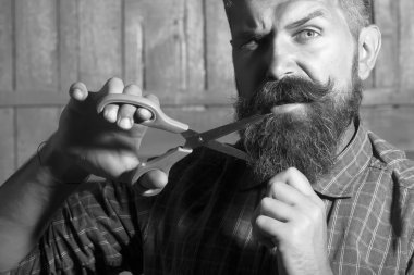 Makas ile tıraşsız adam