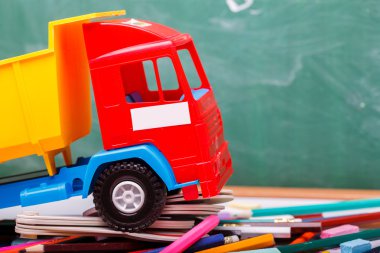 Renkli okul kırtasiye ve araba