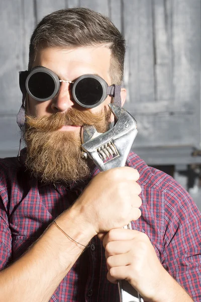 Homem com chave em óculos — Fotografia de Stock