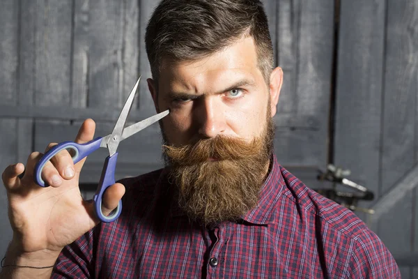 Homem sem barba com tesoura — Fotografia de Stock