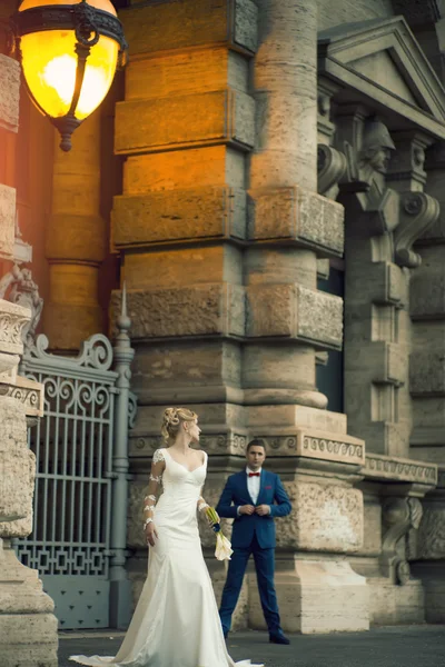Casamento casal perto de pedra edifício — Fotografia de Stock