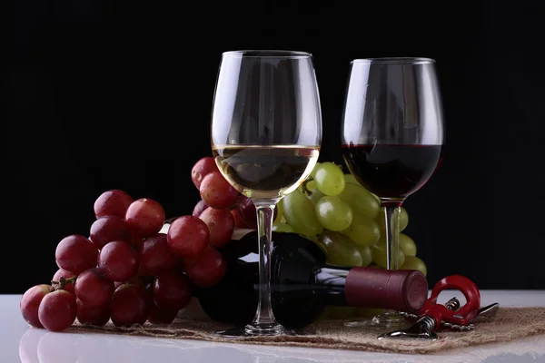 Wine glasses and grapes — Stock Photo, Image