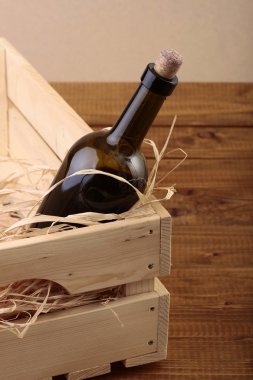 Kutusunda şarap şişesi