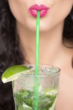 Kadın yüzü ve mojito