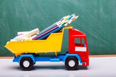 Renkli okul kırtasiye ve araba