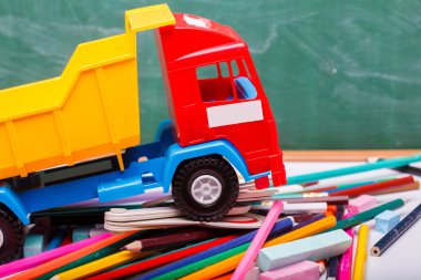 Renkli okul kırtasiye ve araba