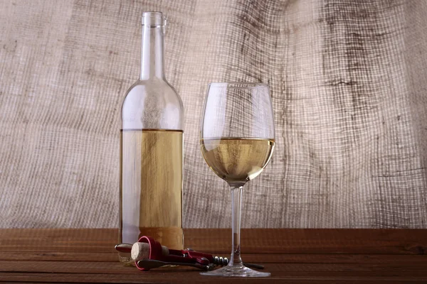 Láhev vína se sklem a vývrtka — Stock fotografie