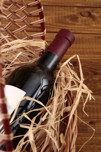 Wijnfles in mand — Stockfoto