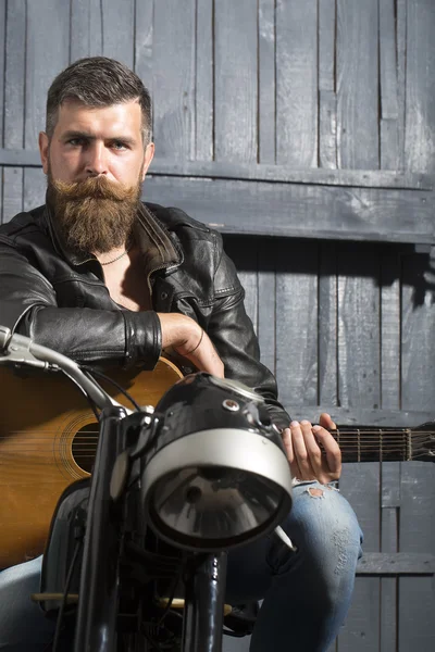 Biker man with guitar — Stock fotografie