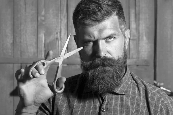 Homem sem barba com tesoura — Fotografia de Stock