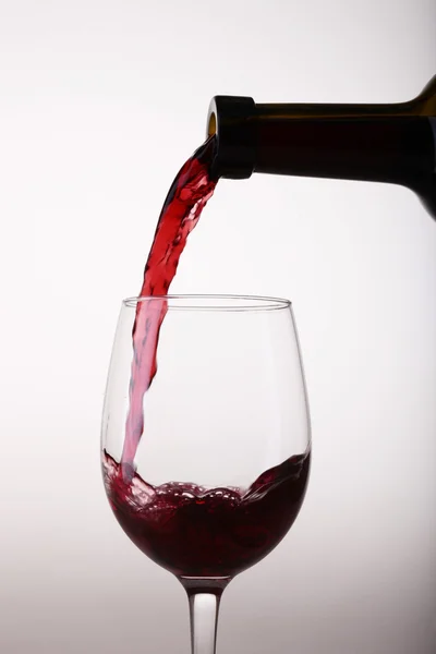 Pouring wine from bottle — 图库照片