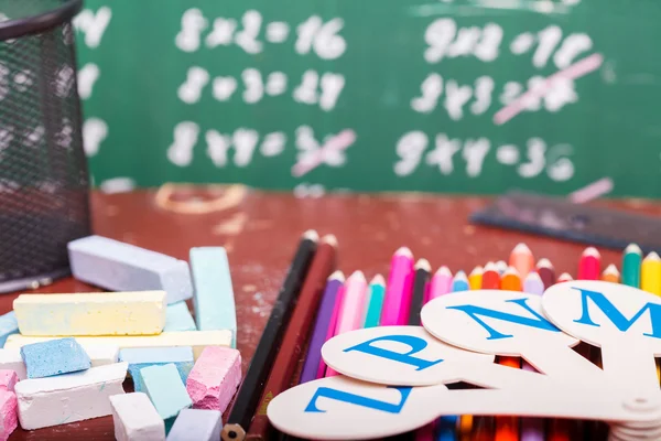 Escuela colorida estacionaria — Foto de Stock