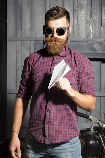 Uomo in occhiali con aereo di carta — Foto Stock
