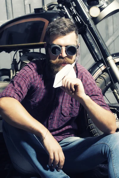 Homme à lunettes avec avion en papier — Photo