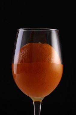 Bardakta portakal suyu