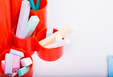 Beyaz kağıt üzerine renkli sabit