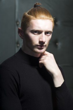 Kırmızı yakışıklı