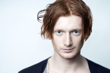 Beyaz zemin üzerine kırmızı adam