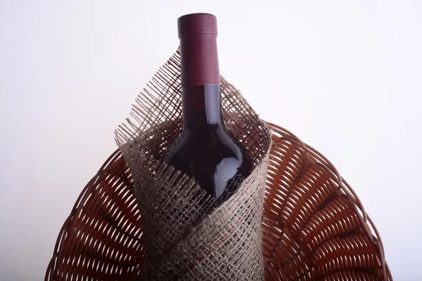 Бутылка вина в мешковине — стоковое фото