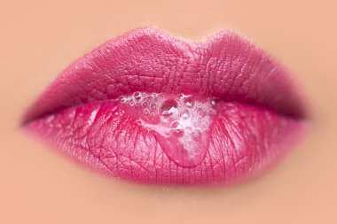 Kabarcıkları ile kadın ağız