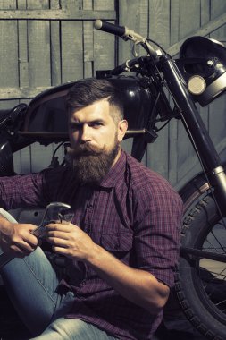 somun anahtarı olan adam