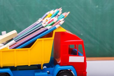 Renkli okul kırtasiye ve araba