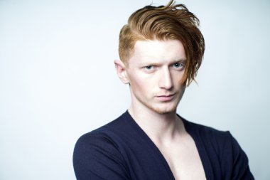 Beyaz zemin üzerine kırmızı adam