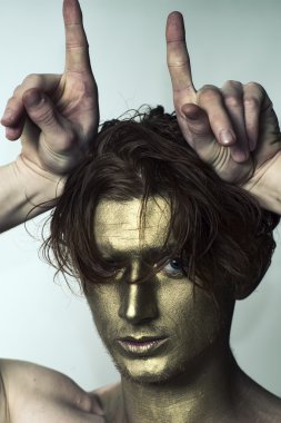 Geyik boynuzu el ile altın adam