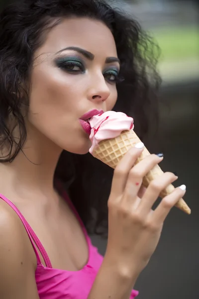 Sexual woman eating ice cream — Stockfoto