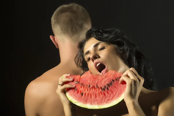 Par med vattenmelon — Stockfoto