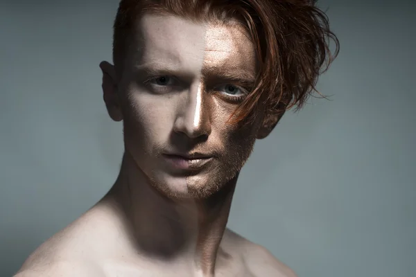 Hombre rojo con cara de bronce — Foto de Stock
