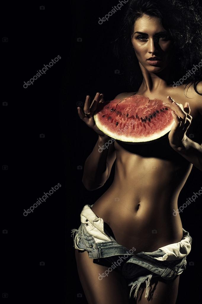 Ichish va jinsiy aloqa onlayn Eshakda yuguruvchi