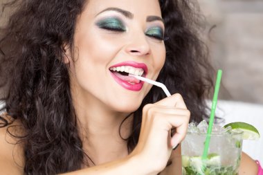 Kadın içme mojito gülümseyen