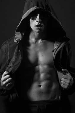 hood ile ceketli çocuk