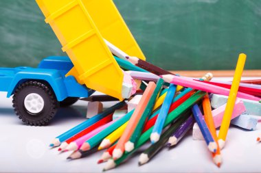 Renkli okul kırtasiye ve araba