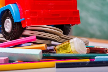 Renkli okul kırtasiye ve araba