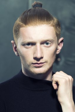 Kırmızı yakışıklı