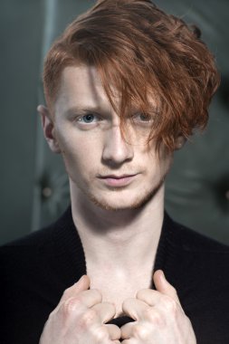 Şık kırmızı adam