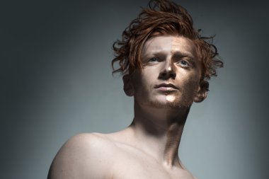 Bronz yüzlü kırmızı adam