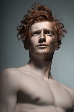 Bronz yüzlü adam