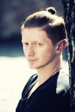 Seksi genç adam açık