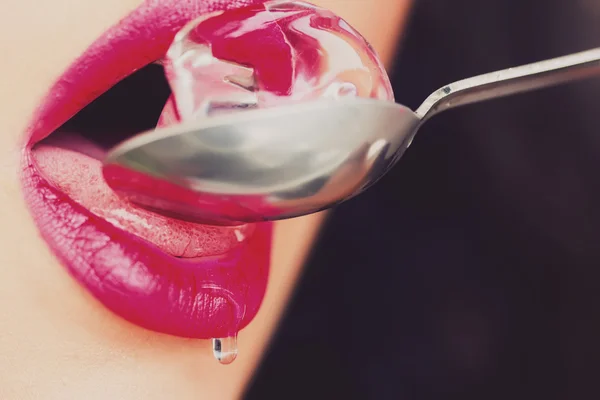 Жіночий рот з кубиком льоду — стокове фото