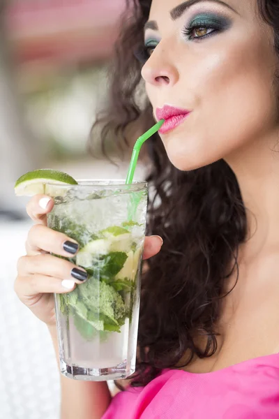 Lady drinking mojito — Stock Photo, Image