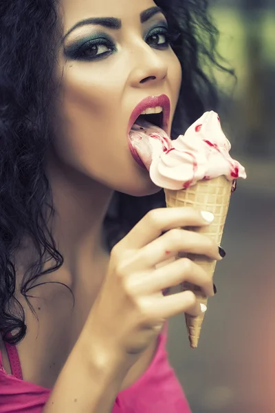 Donna sexy mangiare gelato — Foto Stock