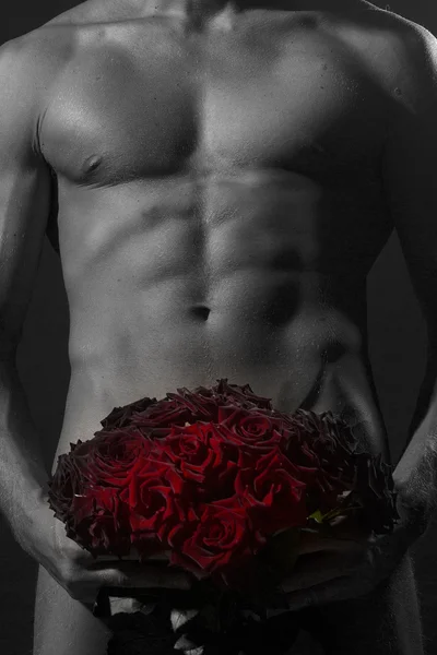 Hombre con ramo de rosas — Foto de Stock