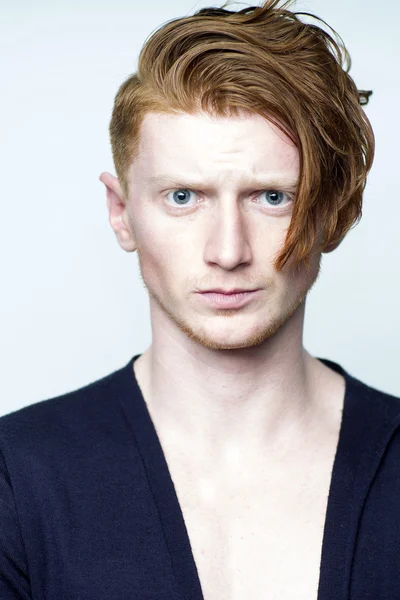 Beyaz zemin üzerine kırmızı adam