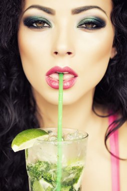 Çekici Bayan içme mojito