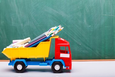 Renkli okul kırtasiye ve araba