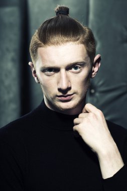 Kırmızı yakışıklı