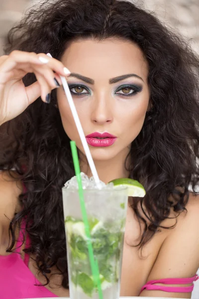 Mojito ile şehvetli kadın